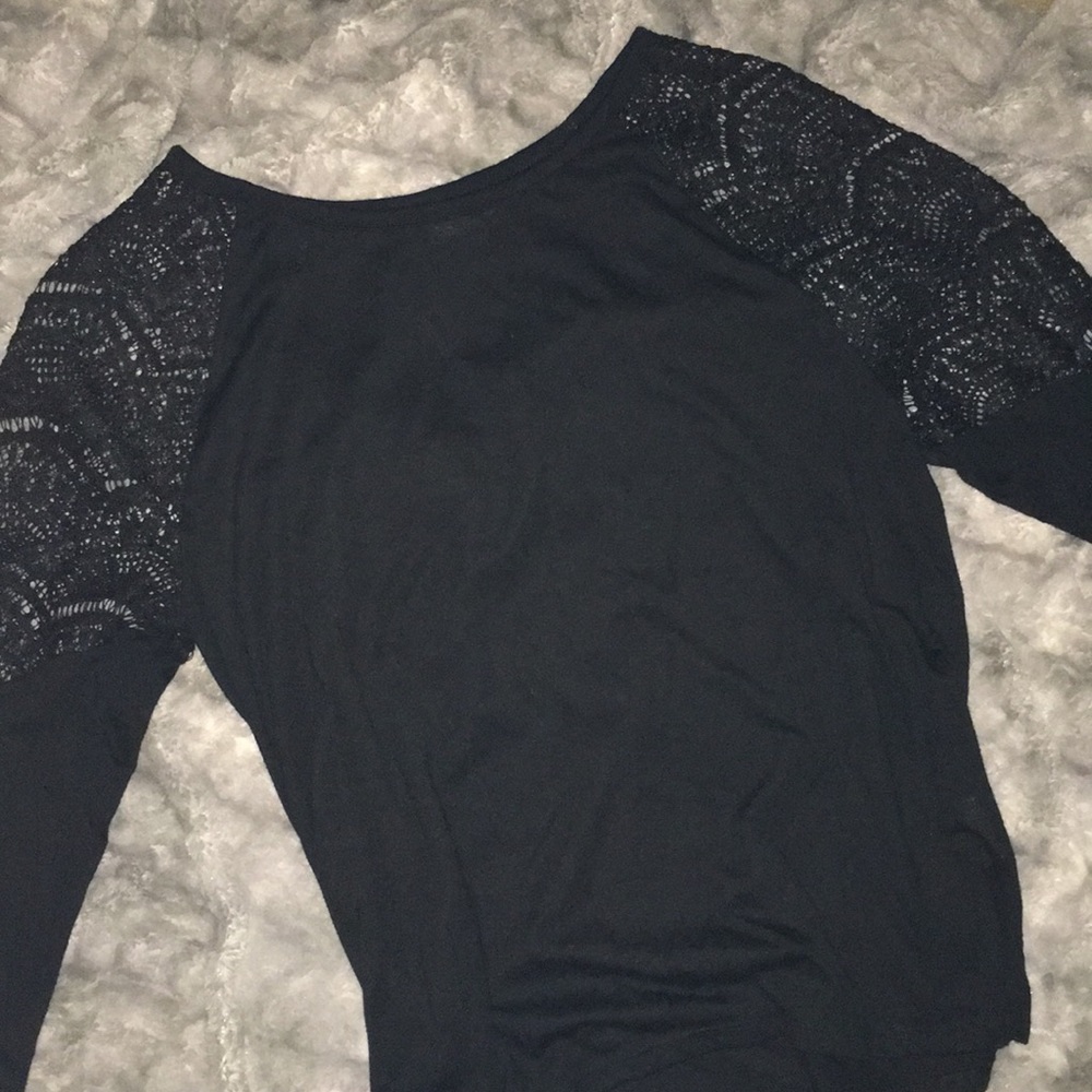 ✨3 for $20 Sale✨Black shirt with lace detail